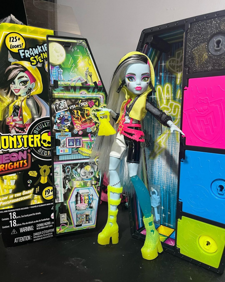 Monster High Skulltimate Secrets Neon Frights series 3 dolls