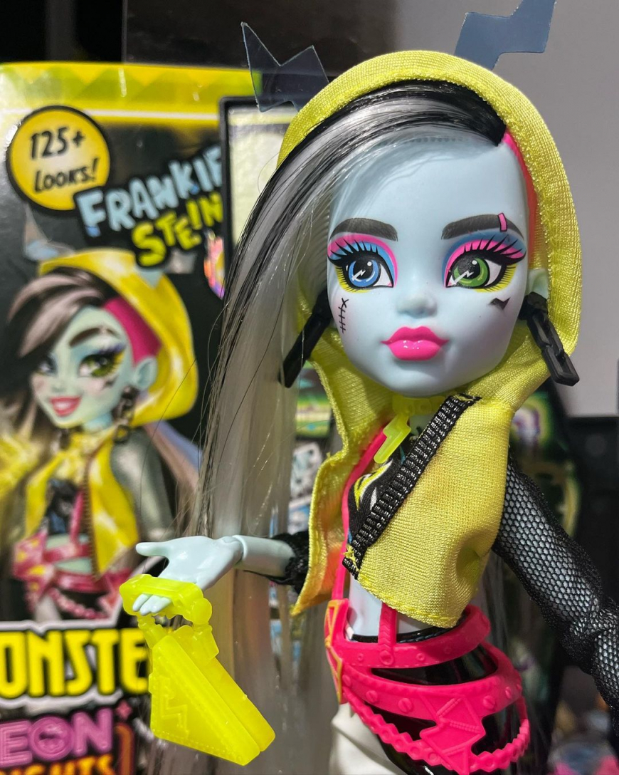 Monster High Skulltimate Secrets Neon Frights series 3 dolls