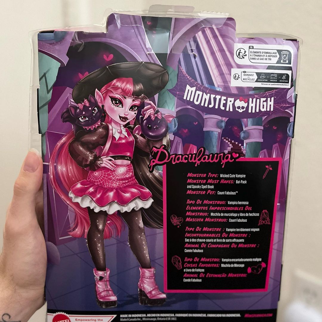 Core Refresh Draculaura is here! I love this outfit just as much as her  original core doll. Can't wait for the other core refresh dolls! :  r/MonsterHigh