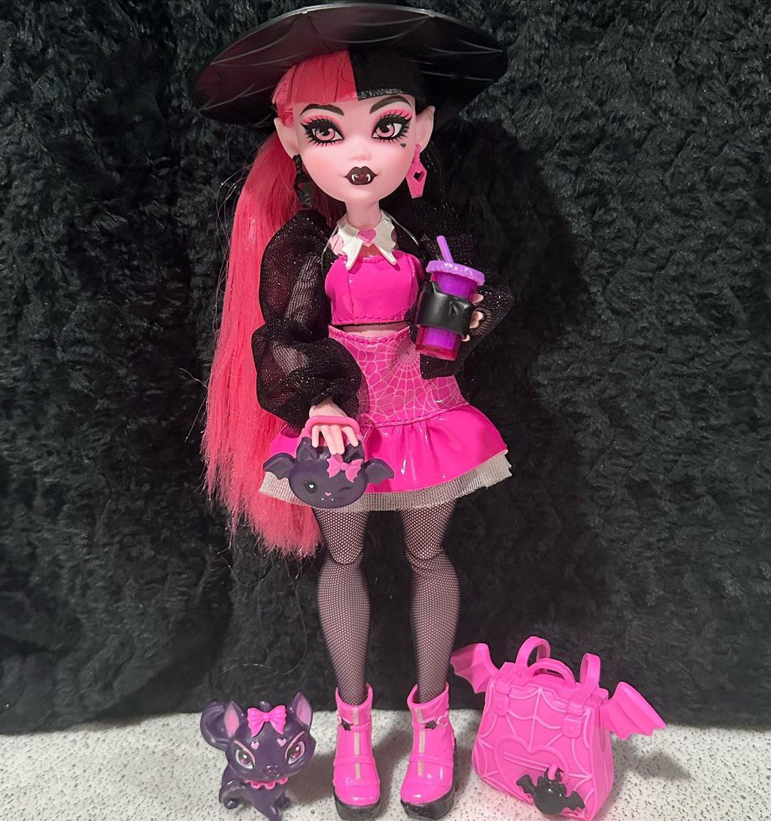 Monster High Draculaura Com Pink G3 2023 Mattel