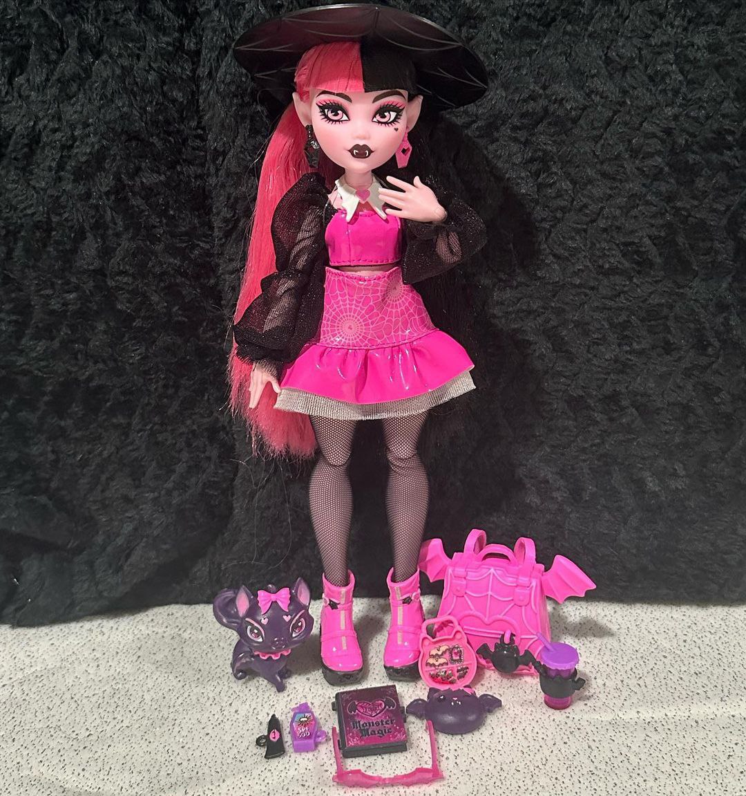 Monster High Draculaura Com Pink G3 2023 Mattel