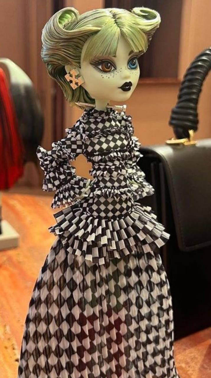 Monster High Off White dolls in real life photo