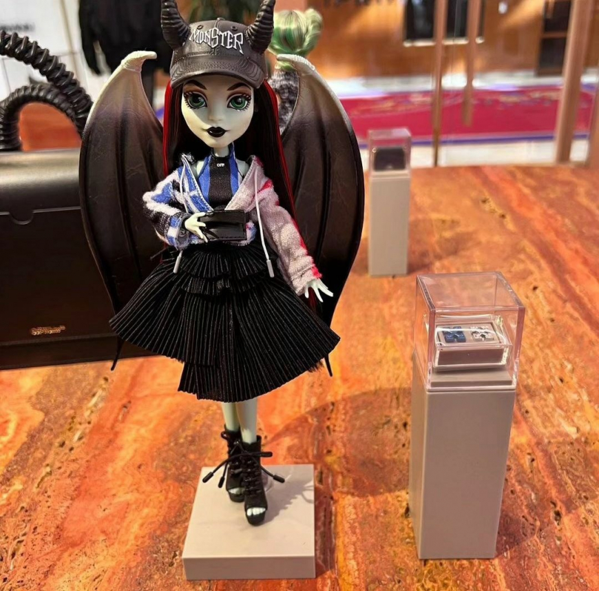 Monster High Off White dolls in real life photo