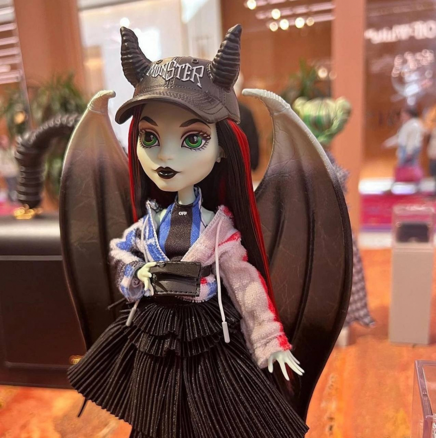 Monster High Off White dolls in real life photo