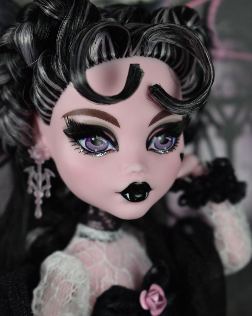 Monster High Draculaura Vampire Heart Collector doll