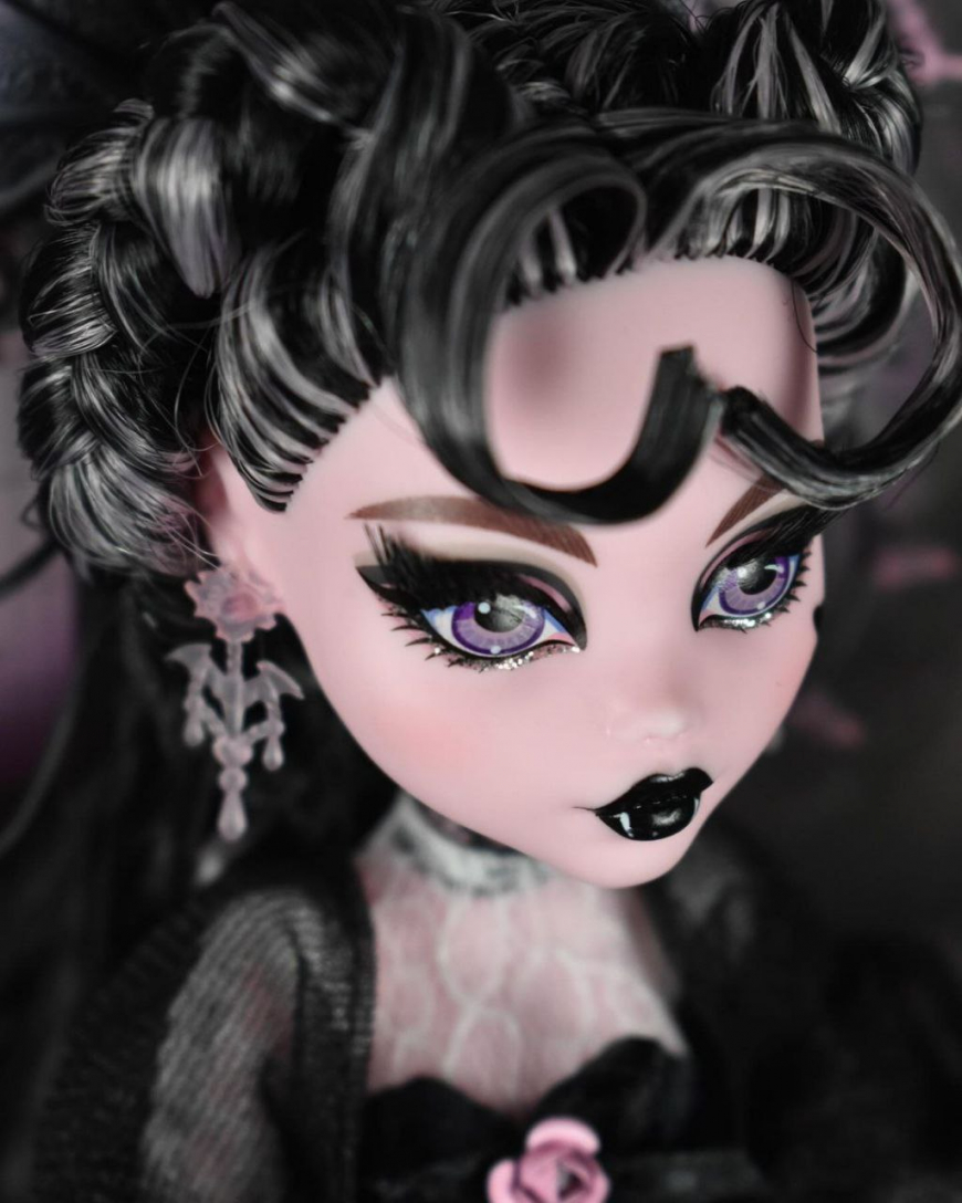 Monster High Draculaura Vampire Heart Collector doll