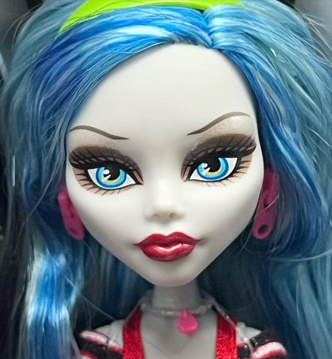 Monster High Creeproduction Ghoulia Yelps doll - reproduction of the first  Ghoulia 