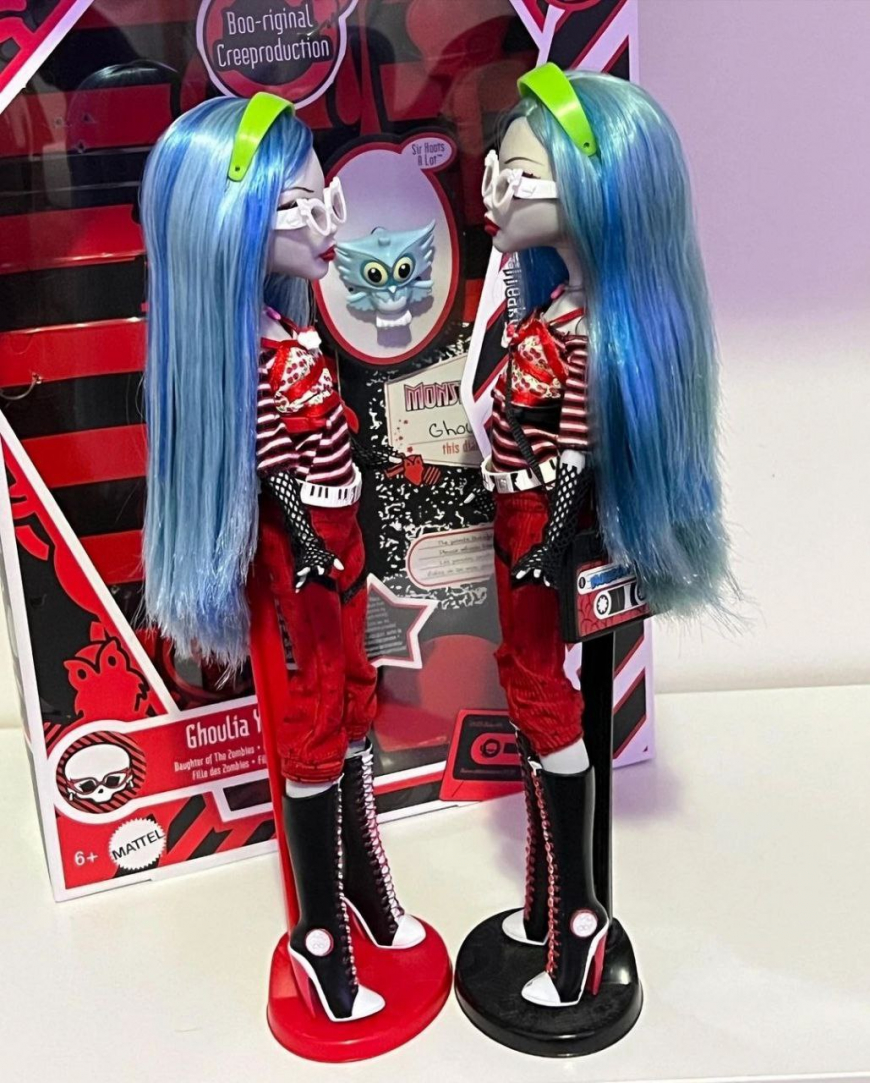 Monster High Creeproduction Ghoulia Yelps doll and first release