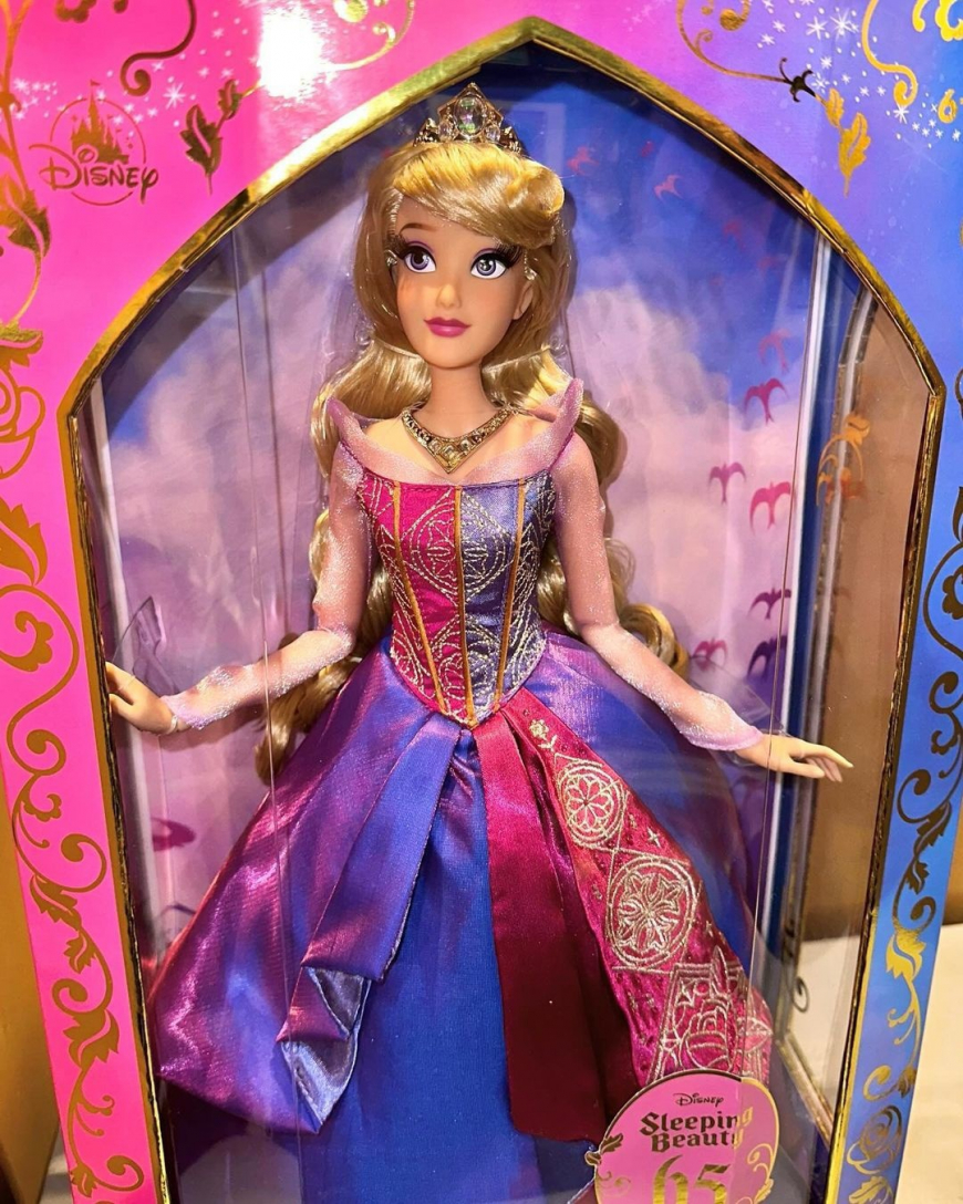 Disney Limited Edition Aurora Sleeping Beauty 65th anniversary doll photos