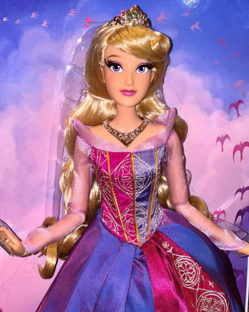 Disney Limited Edition Aurora Sleeping Beauty 65th anniversary doll photos