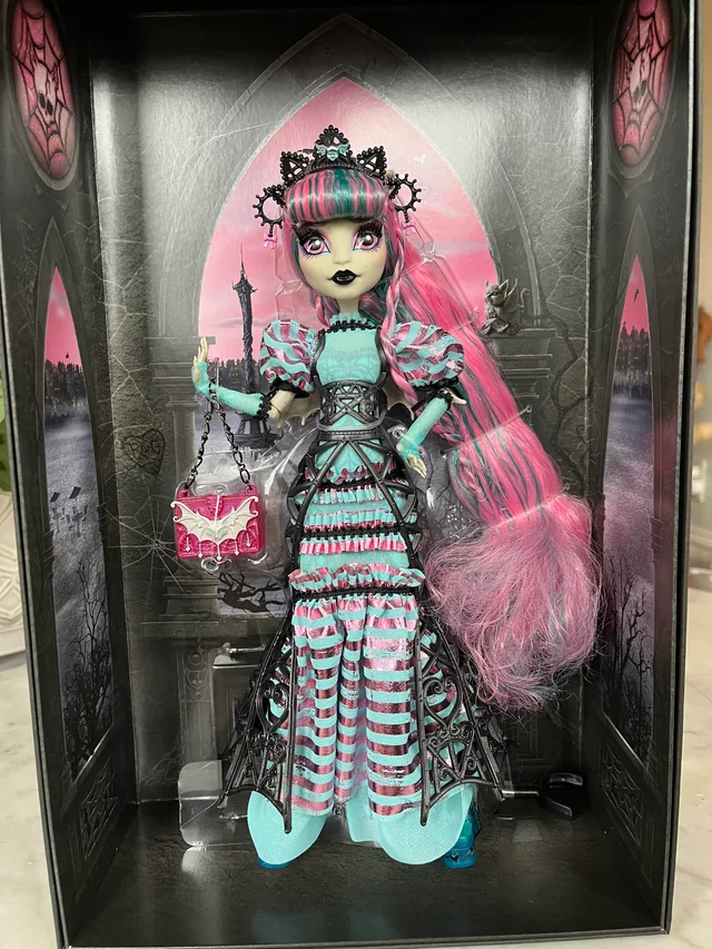 In-Box Detail Shots: Fang Vote Rochelle Monster High
