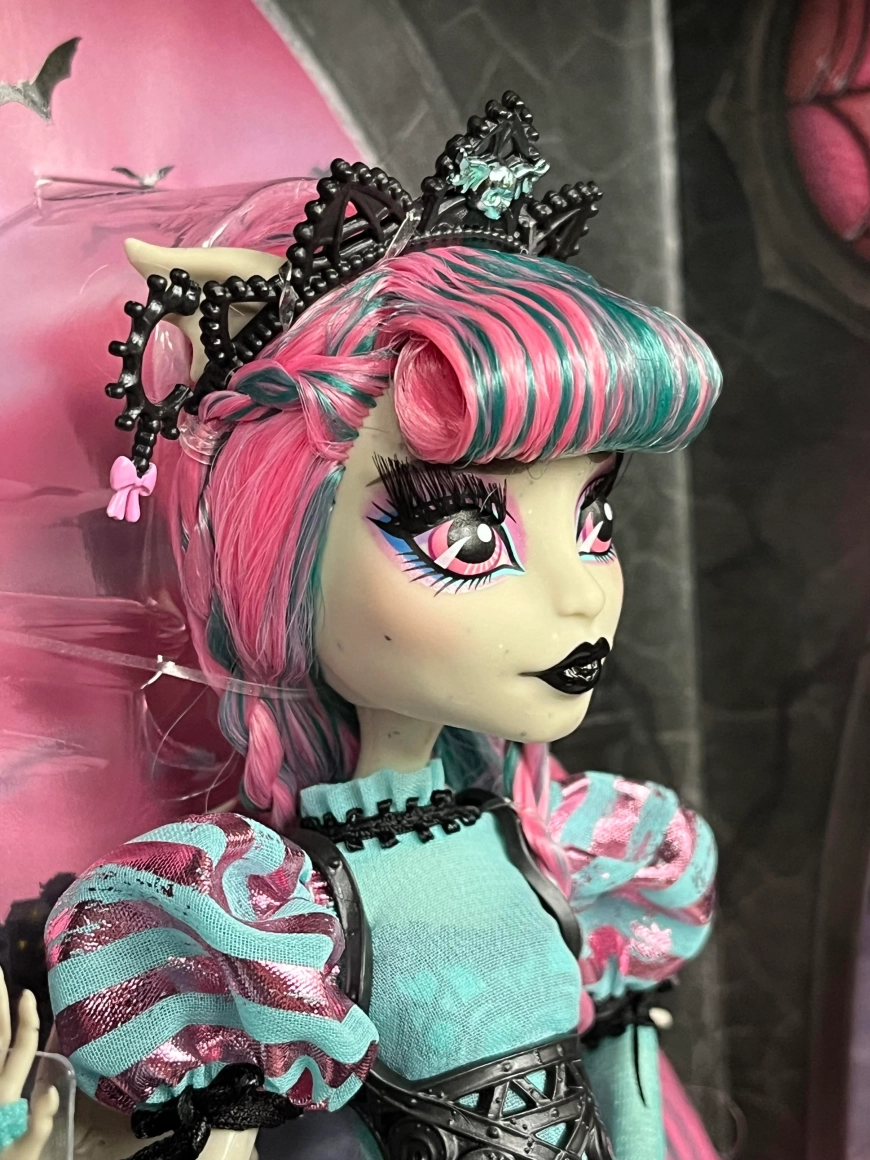 In-Box Detail Shots: Fang Vote Rochelle Monster High
