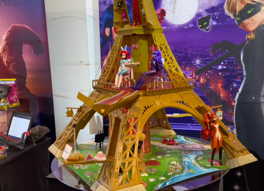 Miraculous Ladybug Paris Heroez Eiffel Tower Playset