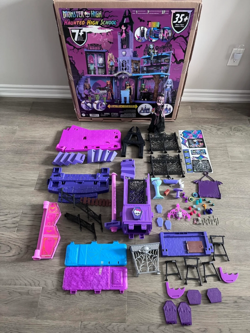 Monster High Haunted High School playset in details