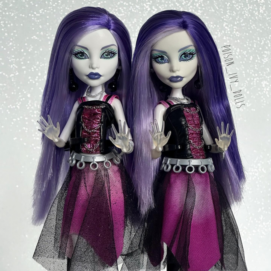 Comparison of base Reproduction Spectra doll with doll from the very first wave