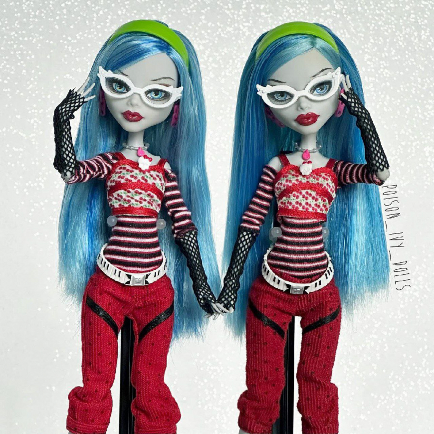 Comparison of base Reproduction Ghoulia Yelps doll with doll from the very first wave