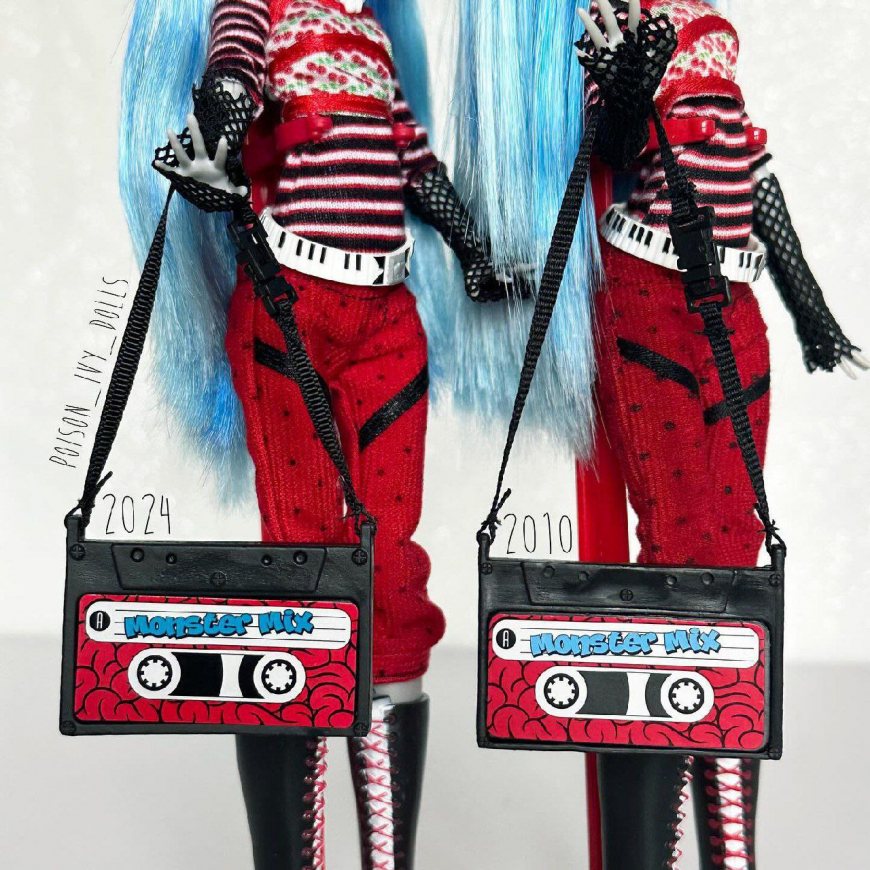 Comparison of base Reproduction Ghoulia Yelps doll with doll from the very first wave