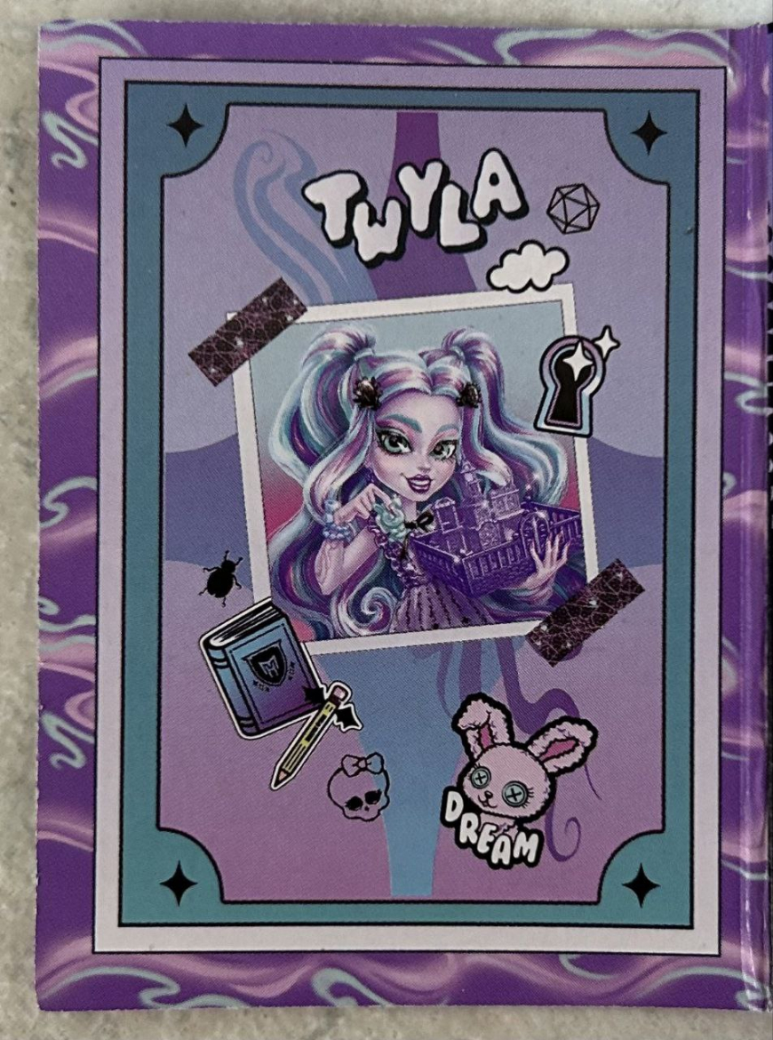 Monster High Fearbook out of the box photos