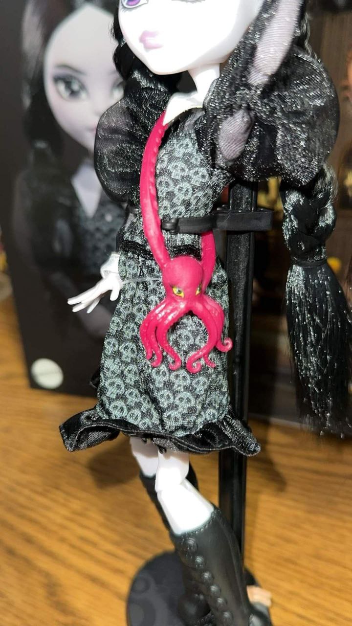 Monster High Skullector Addams Family 2-pack dolls Wednesday and Morticia Addams in real life photos