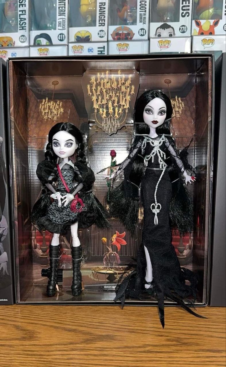 Monster High Skullector Addams Family 2-pack dolls Wednesday and Morticia Addams in real life photos