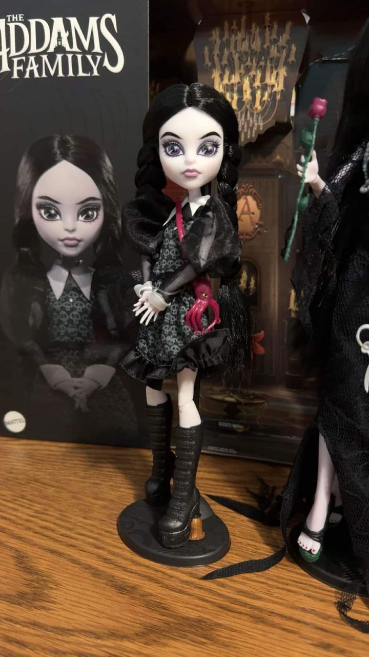Monster High Skullector Addams Family 2-pack dolls Wednesday and Morticia Addams in real life photos