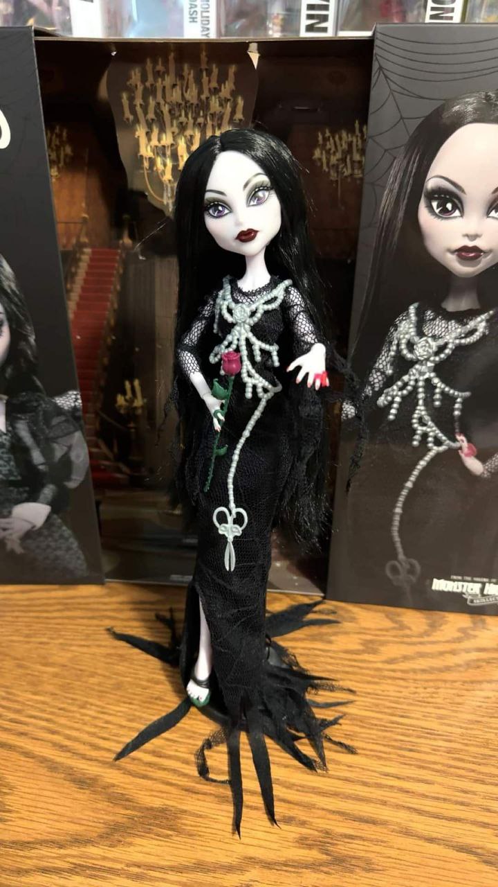 Monster High Skullector Addams Family 2-pack dolls Wednesday and Morticia Addams in real life photos