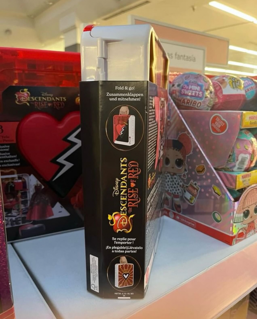 First look at Red's Rise and Rebel Closet playset with fashions