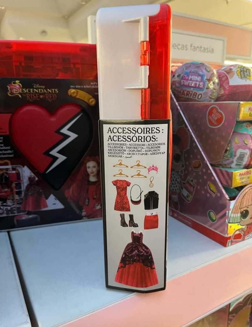 First look at Red's Rise and Rebel Closet playset with fashions