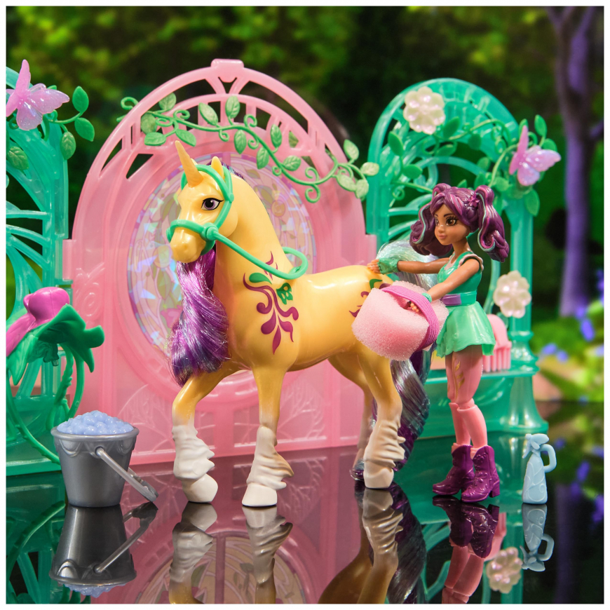Unicorn Academy Ava Doll & Color-Change Leaf Unicorn Stall Playset