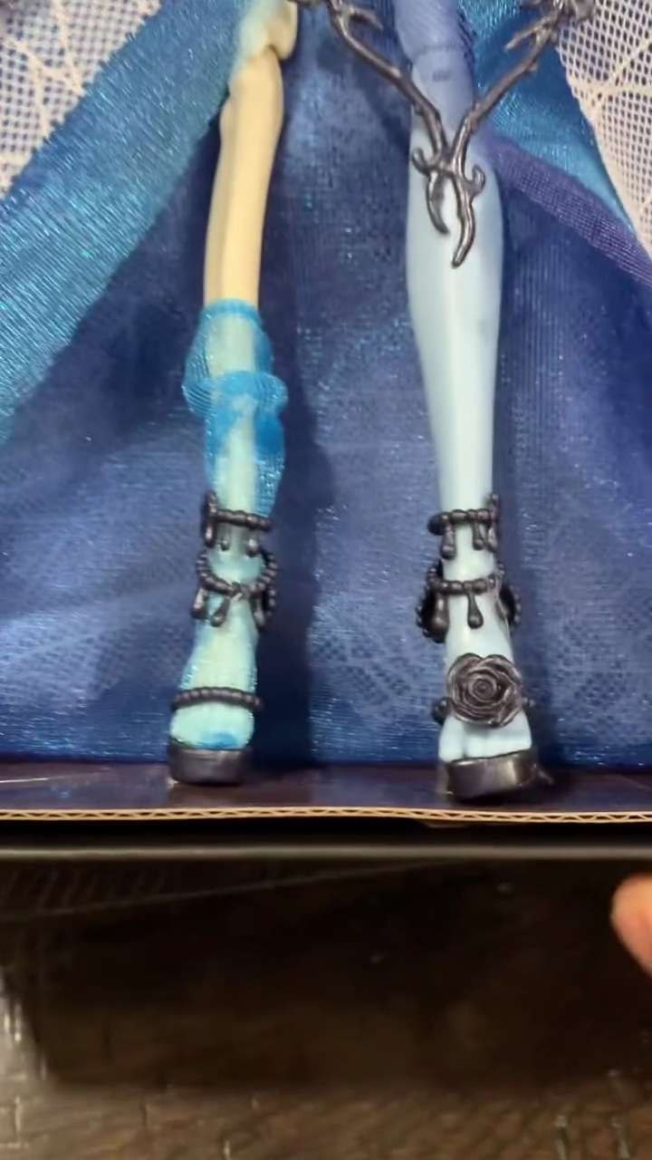 Monster High Skullector Emily The Corpse Bride doll details