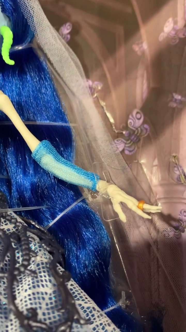 Monster High Skullector Emily The Corpse Bride doll details
