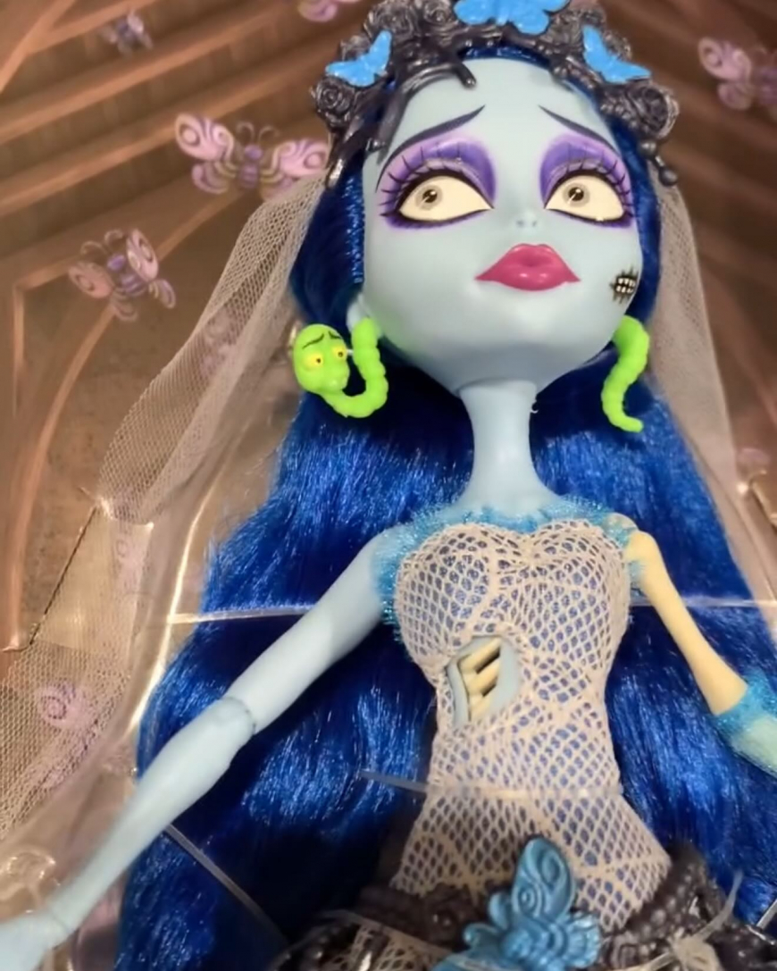 Monster High Skullector Emily The Corpse Bride doll details