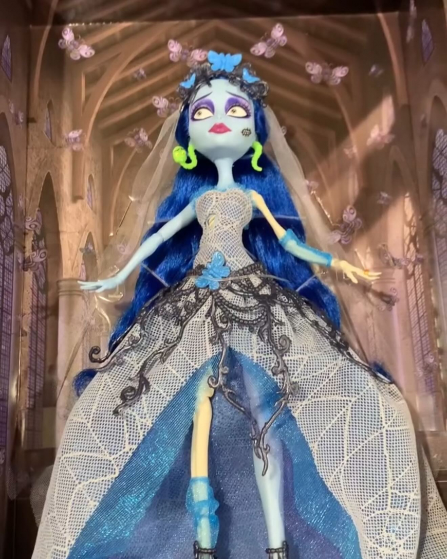 Monster High Skullector Emily The Corpse Bride doll details