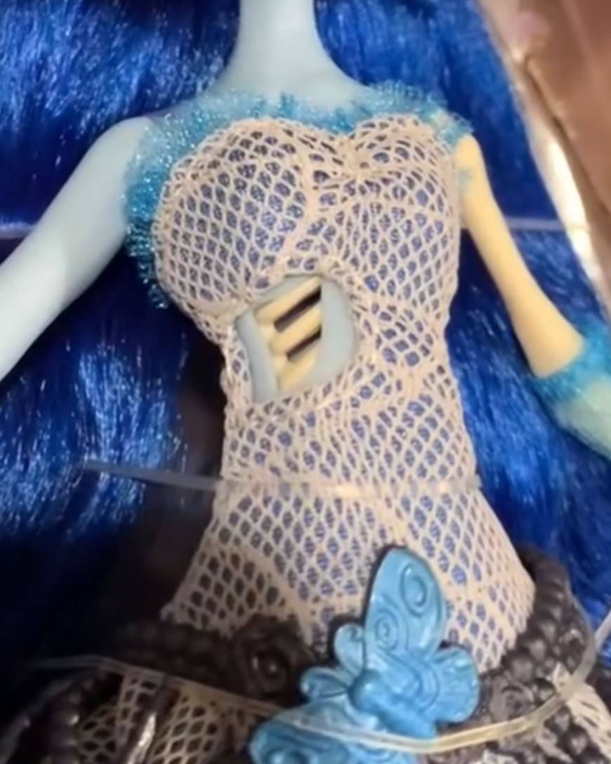 Monster High Skullector Emily The Corpse Bride doll details