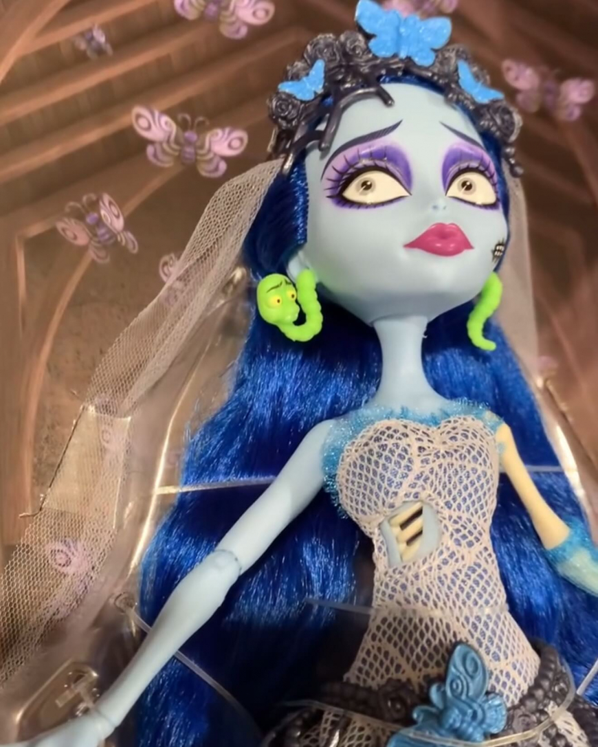 Monster High Skullector Emily The Corpse Bride doll details