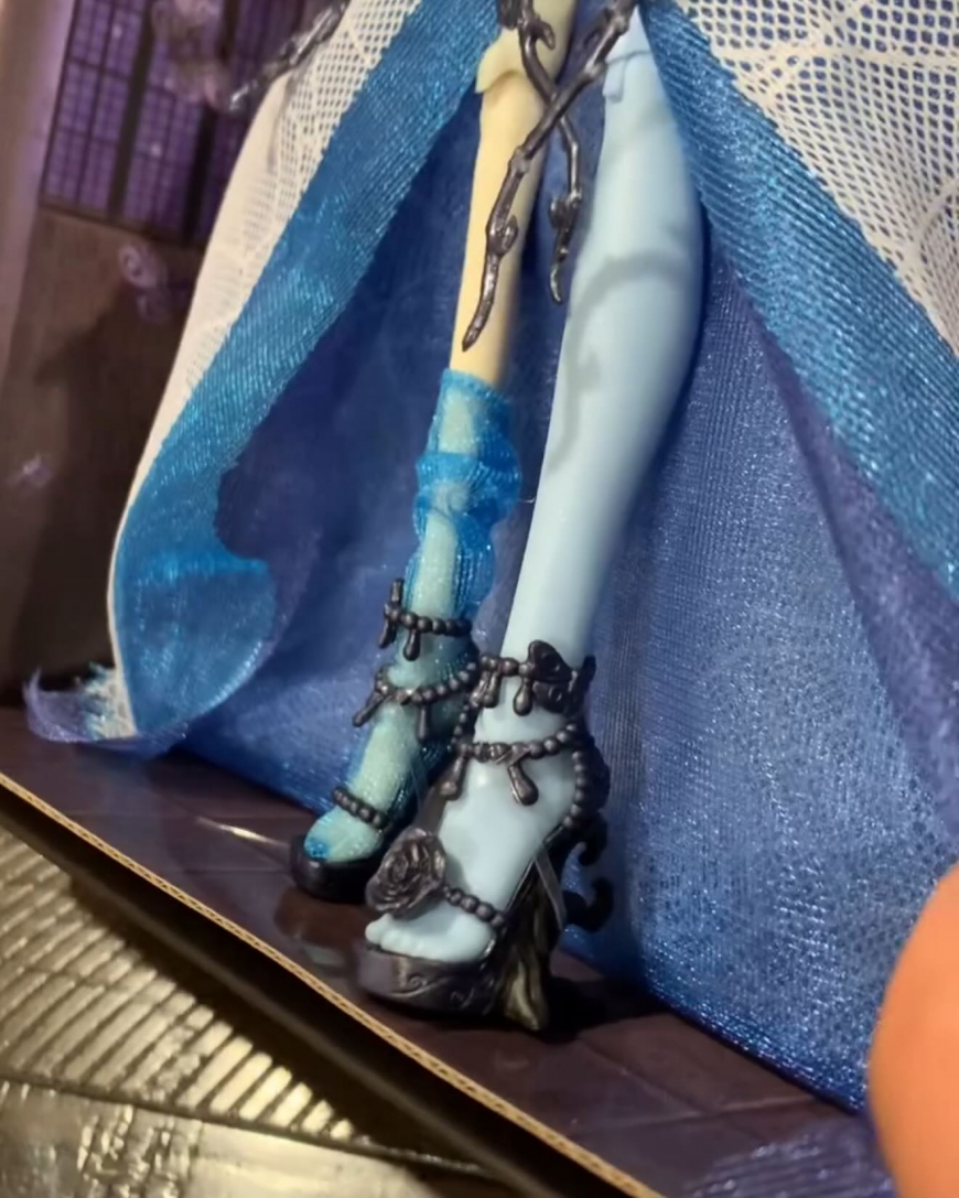 Monster High Skullector Emily The Corpse Bride doll details