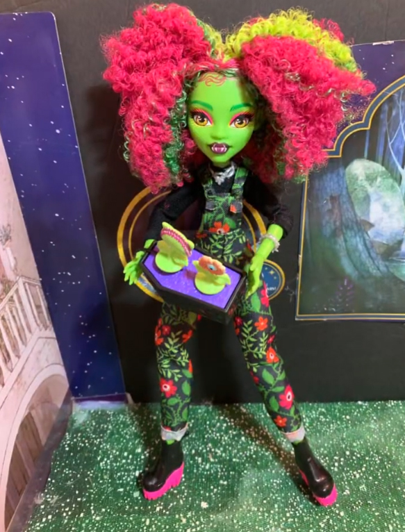 Monster High Fearbook Venus doll in real life photos