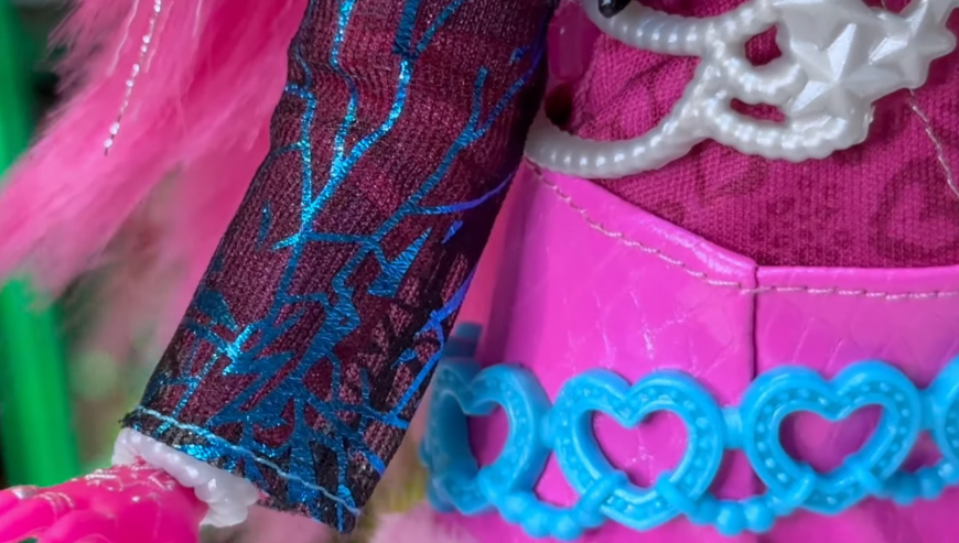 Monster High Skulltimate Secrets Hauntlywood Mysteries Catty Noir Doll details