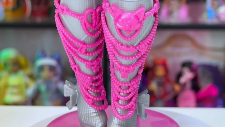 Monster High Skulltimate Secrets Hauntlywood Mysteries Catty Noir Doll details