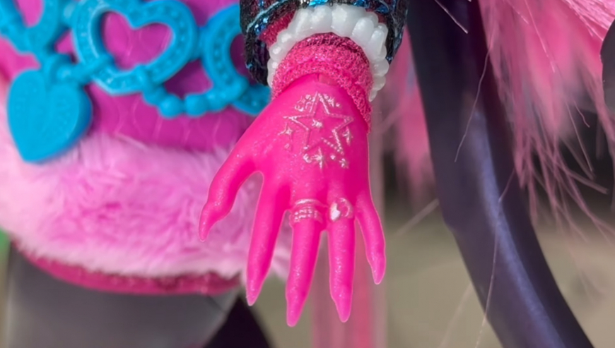 Monster High Skulltimate Secrets Hauntlywood Mysteries Catty Noir Doll details