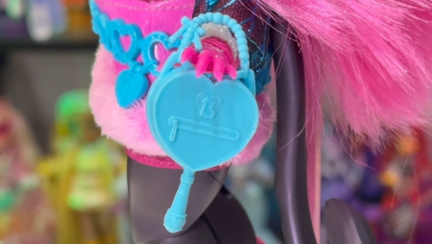 Monster High Skulltimate Secrets Hauntlywood Mysteries Catty Noir Doll details