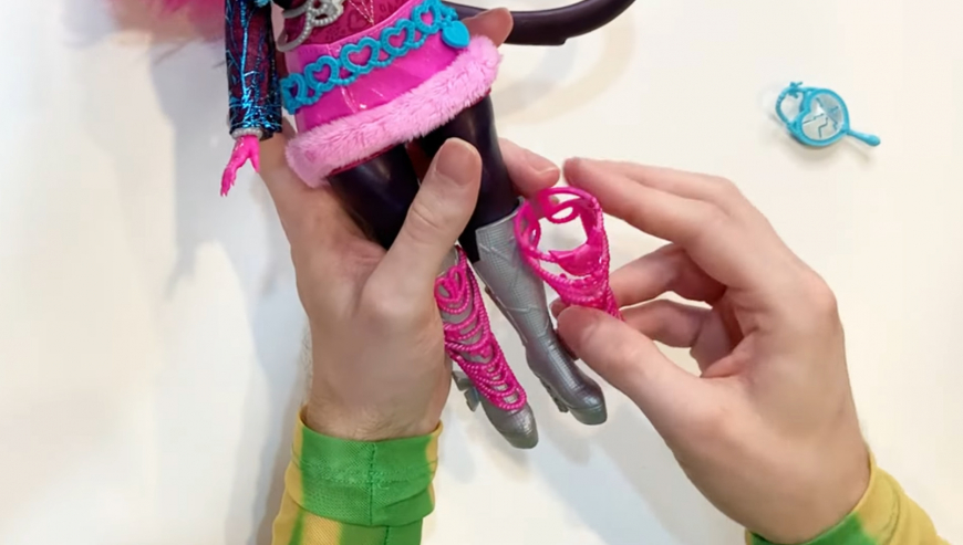 Monster High Skulltimate Secrets Hauntlywood Mysteries Catty Noir Doll details