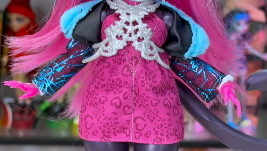 Monster High Skulltimate Secrets Hauntlywood Mysteries Catty Noir Doll details
