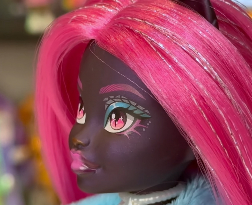 Monster High Skulltimate Secrets Hauntlywood Mysteries Catty Noir Doll details