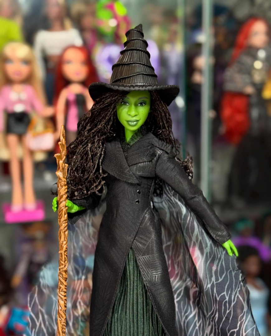 Irl out of the box photos of Wicked 2 Deluxe dolls of Elphaba and Glinda