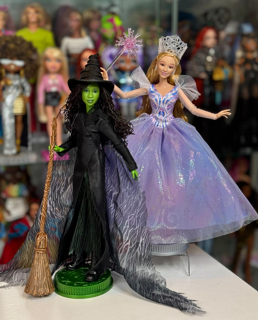 Irl out of the box photos of Wicked 2 Deluxe dolls of Elphaba and Glinda