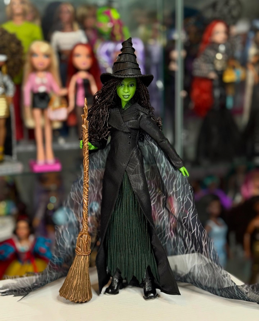 Irl out of the box photos of Wicked 2 Deluxe dolls of Elphaba and Glinda