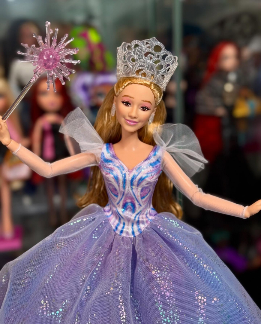 Irl out of the box photos of Wicked 2 Deluxe dolls of Elphaba and Glinda