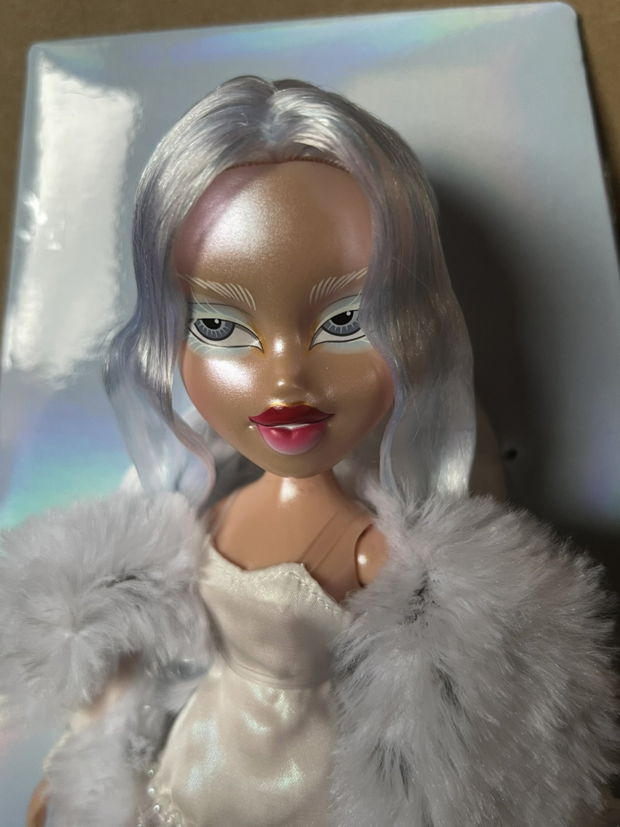Bratz Holidayz Frosty Nightz Cloe Collector edition doll in real life photos