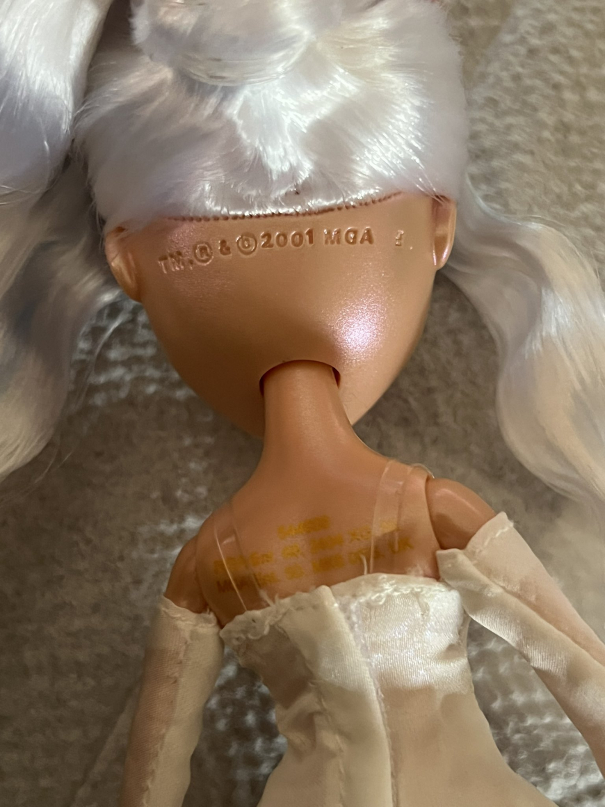 Bratz Holidayz Frosty Nightz Cloe Collector edition doll in real life photos